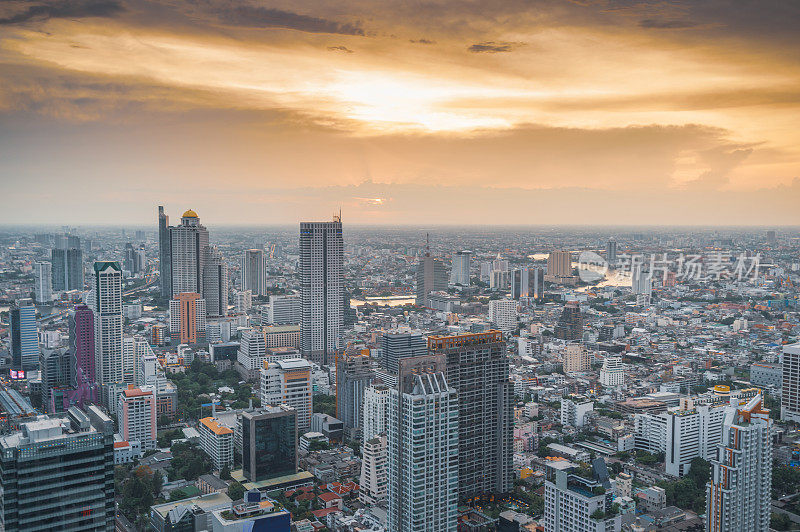 鸟瞰图Sathorn和silom区和天空火车站Chong Nonsi在CBD市中心的曼谷silom, Asoke，曼谷，泰国中心